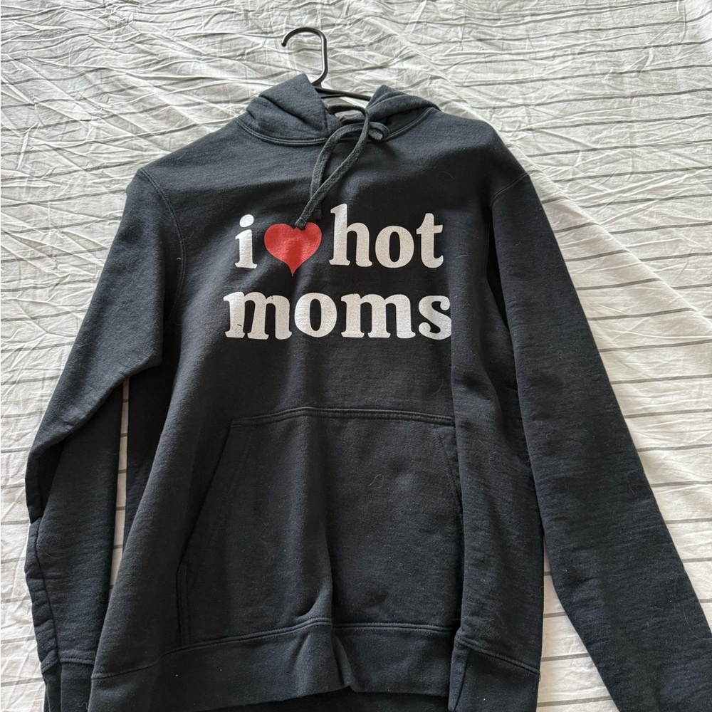 I ❤️ Hot Moms Graphic Hoodie – Black